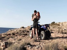 Sexo público al aire libre en las rocas con quad