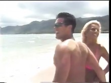 Rubia bronceada y un tipo están follando en la playa