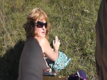 Pervertido se masturba tomando el sol a una mujer desnuda en una playa salvaje y corrida en POV