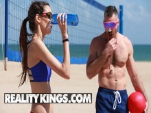 Reality Kings - La delgada y tetona nena de playa Natalia Nix recibe una gran polla