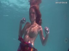 La pelirroja Nikita Vodorezova se desnuda rápidamente bajo el agua