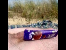 Diversión en la playa nudista: colgado, cachondo y cubriendo mi gran polla con un envoltorio de helado Cadbury's