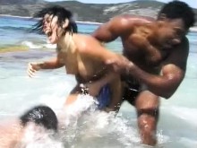 Georges - nena alemana recibiendo un trío interracial en la playa