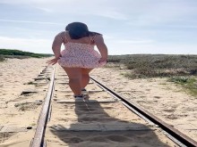 La chica muestra a todos su cuerpo en una playa pública. Estudiante en la playa