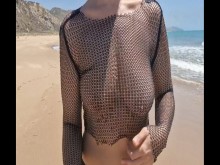 En una playa pública, mientras caminaba en una blusa transparente, me encuentro con un extraño