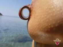 Nippleringlover - milf cachonda meando en la playa nudista, coño perforado, pezones enormes