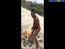 Como un jefe - morena y albino rubia follada playa