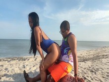 Latina se folla a su hermanastro en la playa