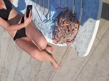 Muestra el deslizamiento del pezón de la esposa - pezones grandes en la piscina - deslizamiento del bikini