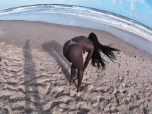 Pareja negra saliendo para una aventura sexual en la playa nudista