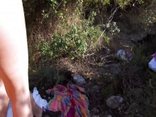 Madre mira a la hijastra cachonda en la playa haciendo garganta profunda y montando la polla de un extraño