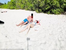 Esposa es cogida por un extraño en la playa mientras mi esposo está grabando, esposa cornuda, esposo cornudo, compartir a mi esposa, puta