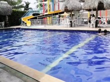 pareja amateur besándose y masturbándose en la piscina, terminan follando en el baño