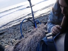 ¡La chica chupó en la playa cerca del mar!