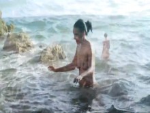 Pareja en escena de garganta profunda y follada en la playa