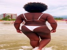 Lindo negro milf en el playa