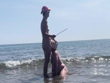 Ama castiga a su marido en el mar