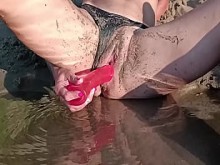 esposa lirio en la playa con consolador y arena en el coño