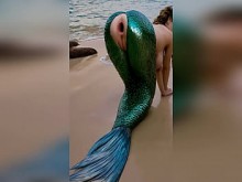 Un extraño se folló duro a una sirena en la playa y le destrozó el tierno ojete con un anal duro al aire libre - porno AI generado