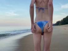 DESNUDO PÚBLICO - Sexy trans exhibicionista con gran polla en la playa