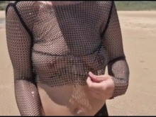 En una playa pública, mientras caminaba con una blusa transparente, me encuentro con un extraño