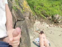 Mostrando la polla en la playa Me masturbo con una milf. Ella mostró su coño y sus tetas