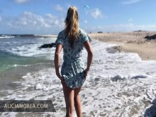 Rubia se muestra a extraños desnuda y expuesta en playa pública