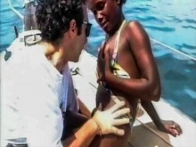 Negro bikini babe público interracial golpeando en un barco yb