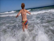 Reino Unido amateur milf en bikini juega en el playa