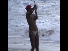 Chicas en topless se divierten jugando ráquetbol en la playa del Edén - Guarujá