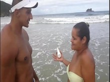 Conocí a una chica sexy en la playa y me llevé bien. paty trasero