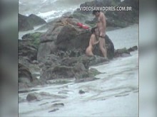 Pareja es captada follando en la playa durante una tormenta