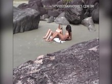 Turista voyeur pilla a dos chicas en topless en una playa brasileña