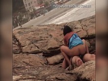 Pareja exhibicionista es captada teniendo sexo en una playa de una zona urbana de Brasil