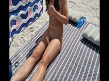 Padrastro graba hijastra desnuda en la playa llena de gente