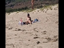 En la playa un extraño se masturba mientras me mira