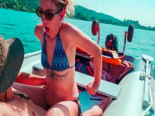 La esposa se deja follar en un barco y recibe un Creampie del mejor amigo de su marido