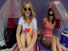 GIRLS GONE WILD - Las lesbianas Adriana y Britney se vuelven locas en la playa