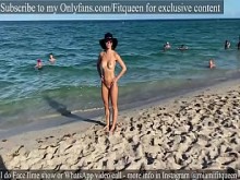 Adolescente amateur Fitqueen provoca un círculo de hombres en una playa nudista pública