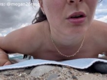 Seco follando con piedras calientes en la playa teniendo un orgasmo en público