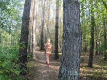 Chica desnuda camina por el bosque y sin sujetador, no hay problema