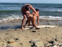 Madrastra se folló a su hijastro en una playa nudista, mirando constantemente hacia atrás