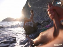 DICK FLASH en una playa nudista: Un extraño me pilló masturbándome y me ayudó a correrme