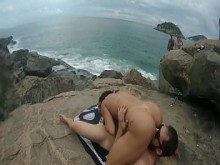 Fui a la playa naturista a tener sexo al aire libre.