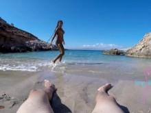 Comiendo y follando una rica polla en la playa durante las vacaciones