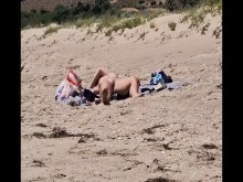 Cerca de un coño en una playa nudista