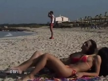 Nena caliente en la playa llevada a la piscina para una agradable sesión de mierda larga.