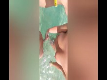 Padrastro graba hijastra desnuda masturbándose y luego toca su polla en público en la playa