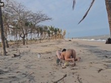 DOS LESBIANAS JUGANDO EN LA PLAYA FUERON PILLADAS POR UN TURISTA Y LES FOLLÓ EL CULO