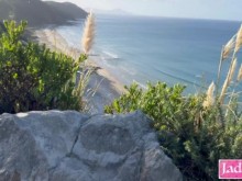 AVENTURA DE PAREJA EN LA PLAYA: Toma con dron de la pareja pervertida follando en una playa pública